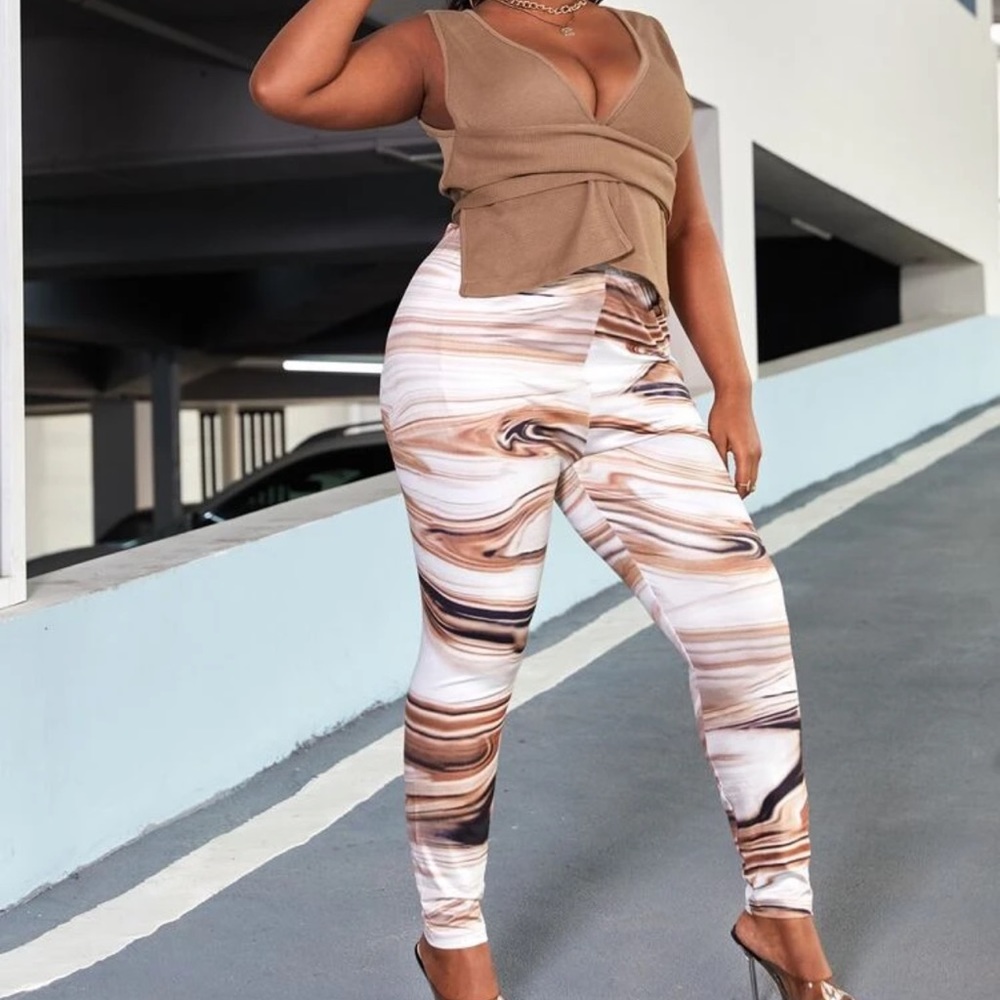 SHEIN SXY Plus Plunging Neck Tie Back Tank Top & Marble Print
Leggings